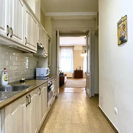 2 Between Of Chain Bridge, Cathedral, Parlament,castle Area Apartment