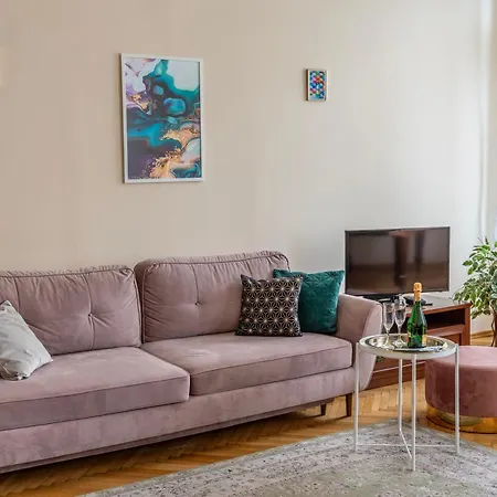Apartment 2 Between Of Chain Bridge, Cathedral, Parlament,castle Area