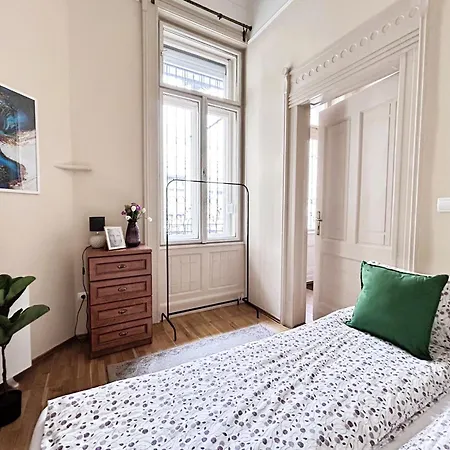 Apartment 2 Rooms Between Of Chain Bridge, Cathedral, Parlament,Castle Area *