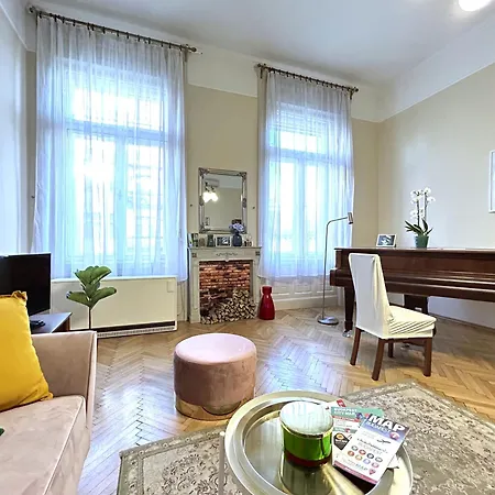 Apartment 2 Between Of Chain Bridge, Cathedral, Parlament,castle Area