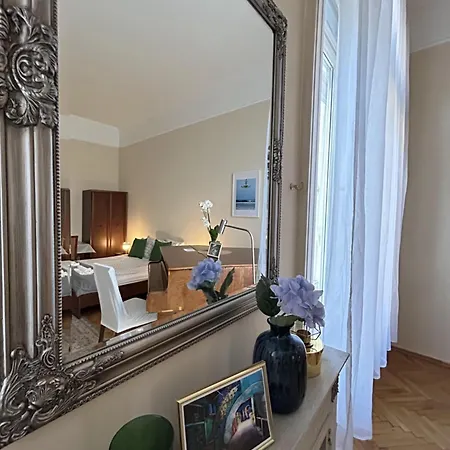Apartment 2 Between Of Chain Bridge, Cathedral, Parlament,castle Area