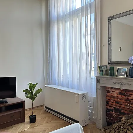 2 Rooms Between Of Chain Bridge, Cathedral, Parlament,Castle Area *