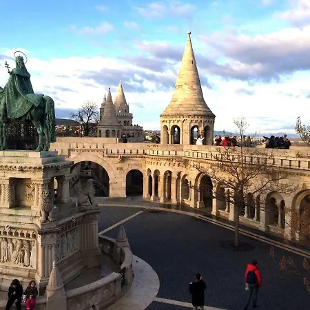 2 Between Of Chain Bridge, Cathedral, Parlament,castle Area Budapest