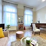 Appartement 2 Between Of Chain Bridge, Cathedral, Parlament,castle Area