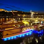2 Between Of Chain Bridge, Cathedral, Parlament,castle Area