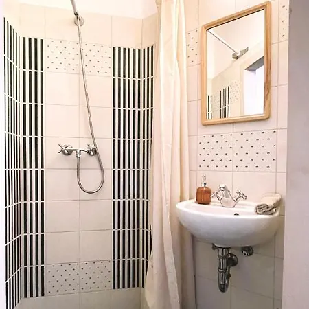 2 Between Of Chain Bridge, Cathedral, Parlament,castle Area *