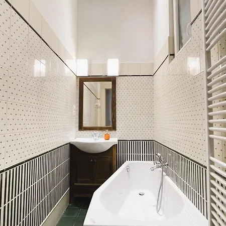 2 Between Of Chain Bridge, Cathedral, Parlament,castle Area