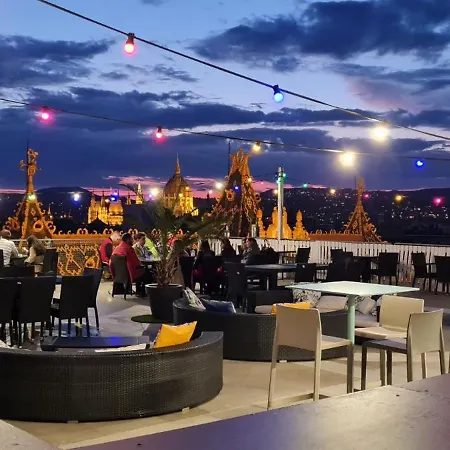 2 Between Of Chain Bridge, Cathedral, Parlament,castle Area *