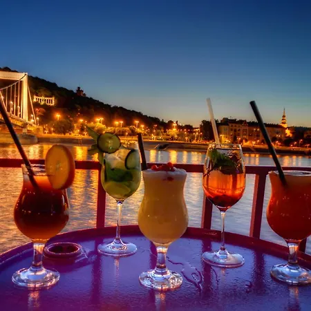 2 Rooms Between Of Chain Bridge, Cathedral, Parlament,Castle Area Apartament *