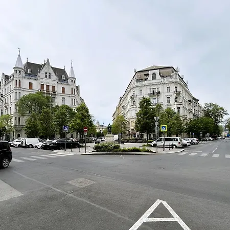 2 Between Of Chain Bridge, Cathedral, Parlament,castle Area