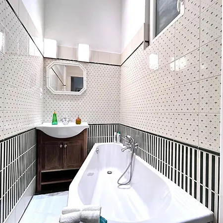 2 Between Of Chain Bridge, Cathedral, Parlament,castle Area Budapeszt