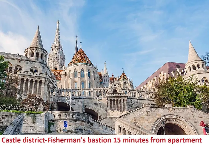 2 Between Of Chain Bridge, Cathedral, Parlament,castle Area Budapesta