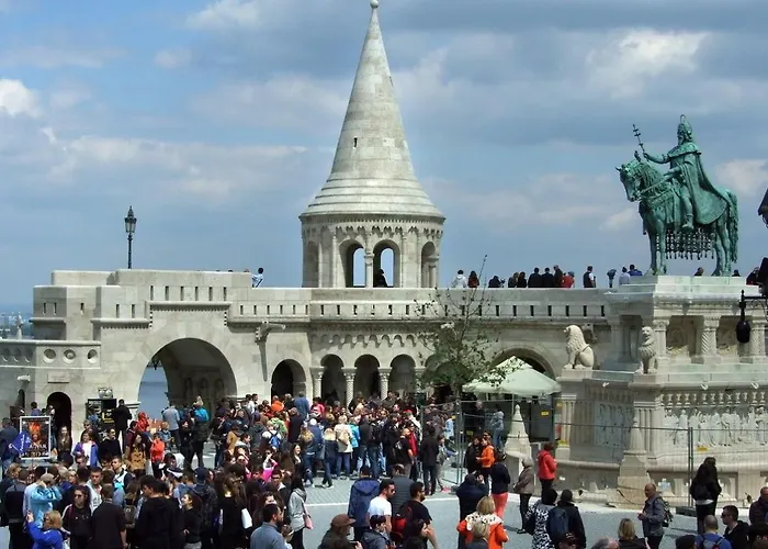 2 Between Of Chain Bridge, Cathedral, Parlament,castle Area