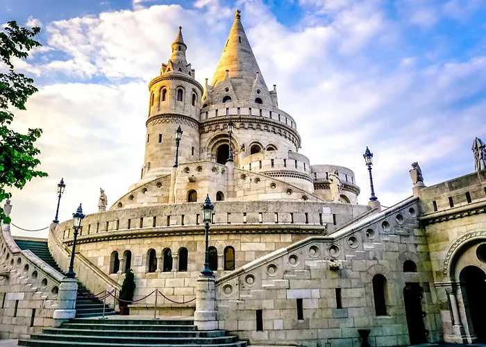 2 Between Of Chain Bridge, Cathedral, Parlament,castle Area *