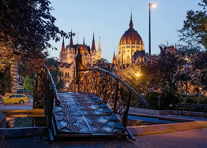 2 Between Of Chain Bridge, Cathedral, Parlament,castle Area * Budapesta