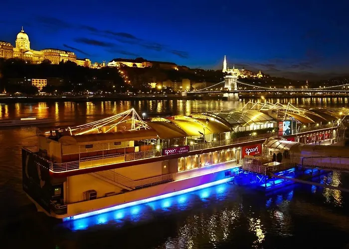 2 Between Of Chain Bridge, Cathedral, Parlament,castle Area