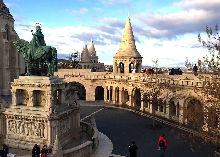 2 Between Of Chain Bridge, Cathedral, Parlament,castle Area Budapesta