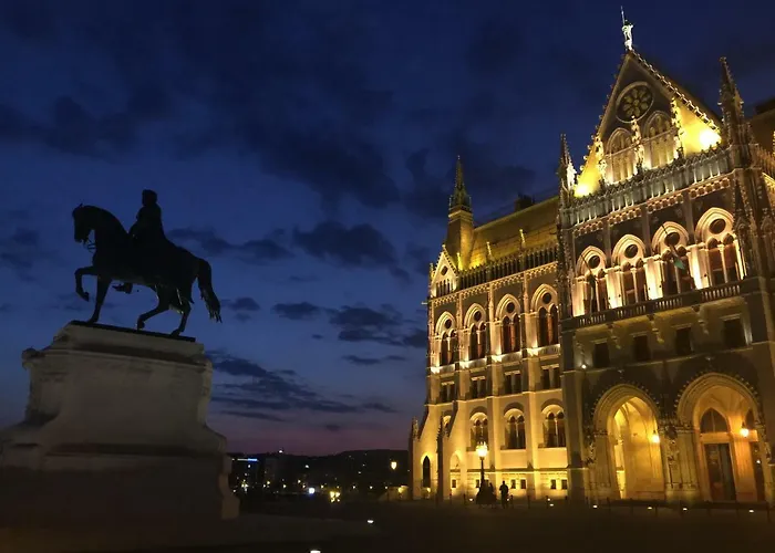 2 Between Of Chain Bridge, Cathedral, Parlament,castle Area * Budapesta