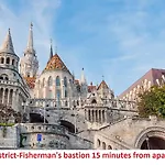 2 Between Of Chain Bridge, Cathedral, Parlament,castle Area Budapest