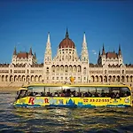 2 Between Of Chain Bridge, Cathedral, Parlament,castle Area Budapest