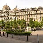 2 Between Of Chain Bridge, Cathedral, Parlament,castle Area