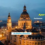 2 Between Of Chain Bridge, Cathedral, Parlament,castle Area Budapest