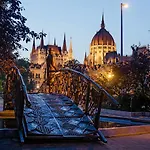 2 Between Of Chain Bridge, Cathedral, Parlament,castle Area * Budapest