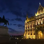 2 Between Of Chain Bridge, Cathedral, Parlament,castle Area * Budapest