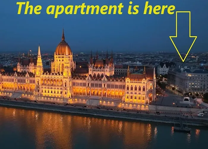 2 Between Of Chain Bridge, Cathedral, Parlament,castle Area