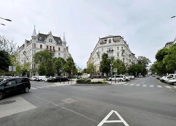 2 Between Of Chain Bridge, Cathedral, Parlament,castle Area