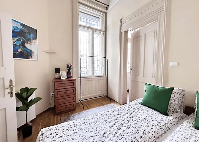 Apartment 2 Between Of Chain Bridge, Cathedral, Parlament,castle Area *
