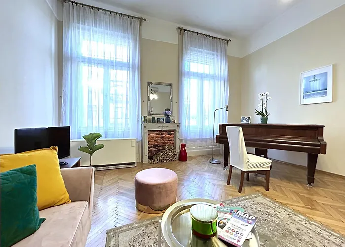 Apartment 2 Between Of Chain Bridge, Cathedral, Parlament,castle Area