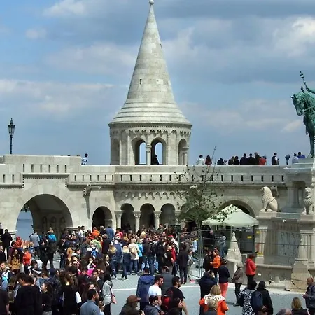 2 Between Of Chain Bridge, Cathedral, Parlament,castle Area